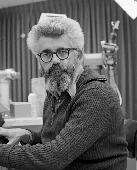 Retrato en blanco y negro de John McCarthy quien acuño en término de Inteligencia Artificial (IA)